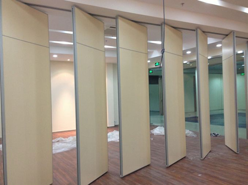 酒店移動(dòng)隔斷的操作方法