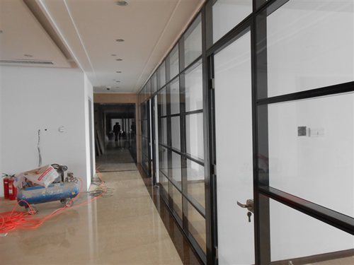 為什么浙江玻璃隔斷有時(shí)候會(huì)出現(xiàn)裂紋