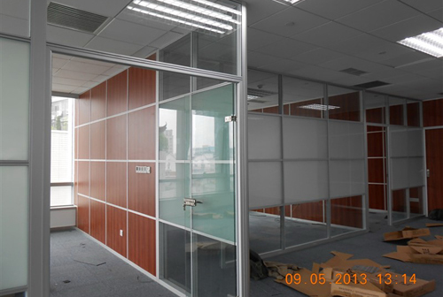 特斯拉玻璃隔斷工程圖片